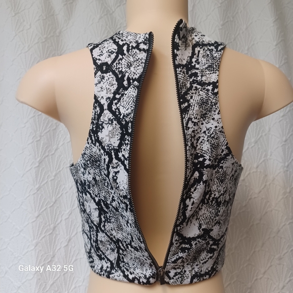 Express  Women Top Size M Black and White Fitted Crop Tank Top - Picture 6 of 9